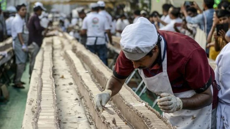 1500 طباخ هندي يشاركون في إعداد أطول "كعكة" في العالم