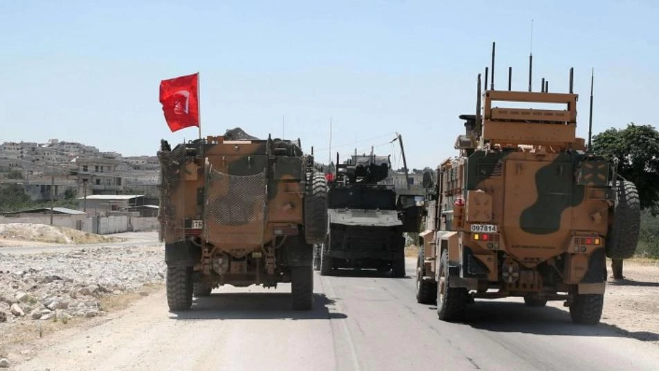 الجيش التركي يعزز تحصينات جبل الزاوية بنقطة عسكرية جديدة