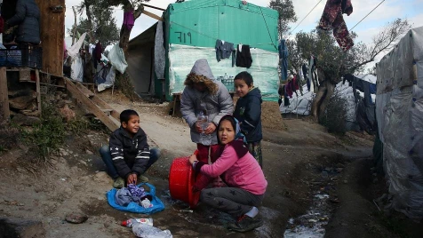 صحيفة بريطانية تكشف عن ظروف مأساوية للاجئين السوريين في اليونان