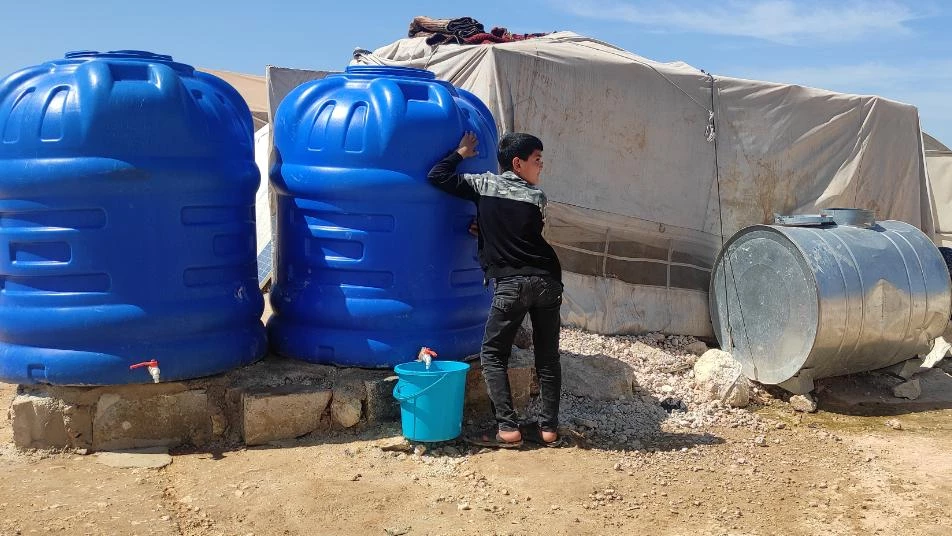قصص مؤلمة لأمهات فقدن أطفالهن.. خزانات المياه موت جديد يلاحق السوريين بالمخيمات