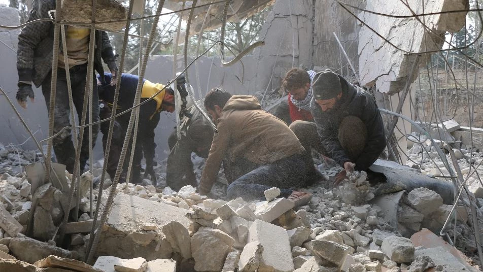 طيران أسد يرتكب مجزرة بحق عائلة كاملة غرب حلب (فيديو)