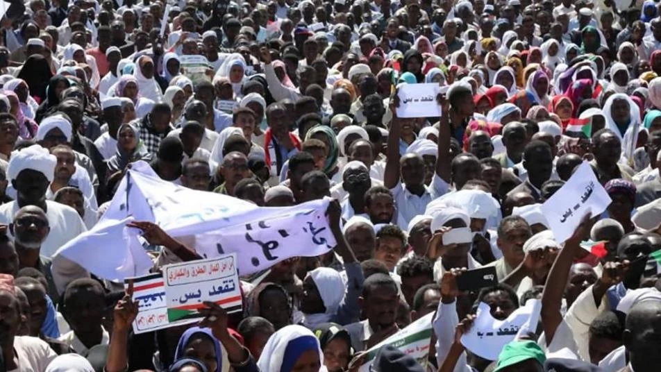 آلاف السودانيين يشاركون في مسيرات لتأبين ضحايا فض الاعتصام في الخرطوم