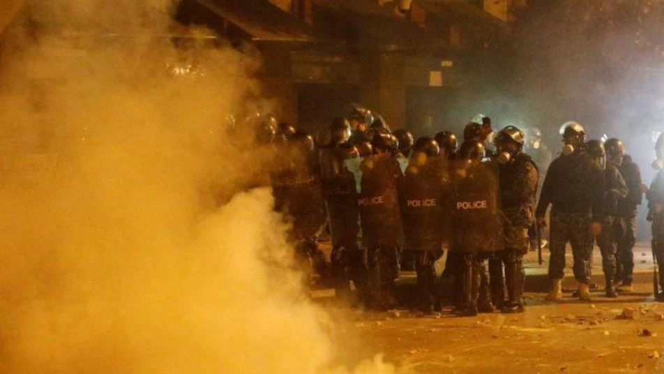 عشرات المصابين في اشتباكات بين المتظاهرين وقوات الأمن في بيروت