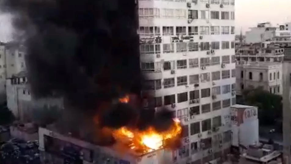 حريق ضخم في برج دمشق وسط العاصمة السورية (فيديو)