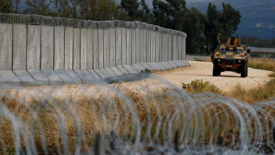 الجيش التركي يزيل الجدار الفاصل على الحدود بين بلاده ومدينة تل أبيض