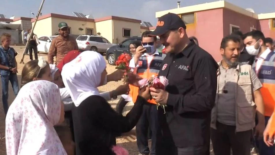 "رأيت مأساة".. جولة لوزير الداخلية التركي في مخيمات النازحين بإدلب (صور)