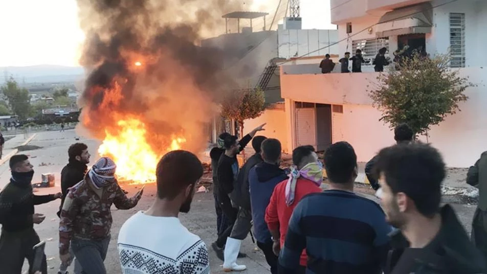 احتجاجات السليمانية تتسع والنيران تلتهم مقار حزبية وحكومية جديدة