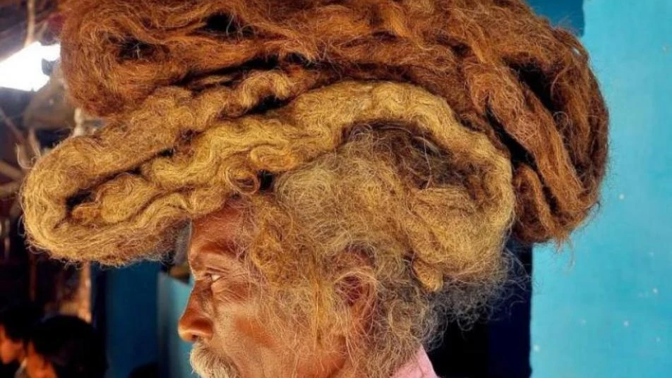 هندي يطلق شعره ولم يغسله منذ 40 عاماً.. كيف حافظ عليه؟