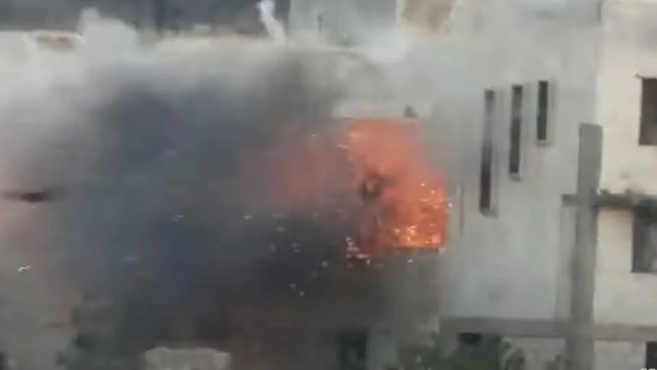 بعد الدبابة.. صاروخ حراري يُفجر موقعاً تتحصن به عناصر ميليشيا أسد جنوب إدلب (فيديو)