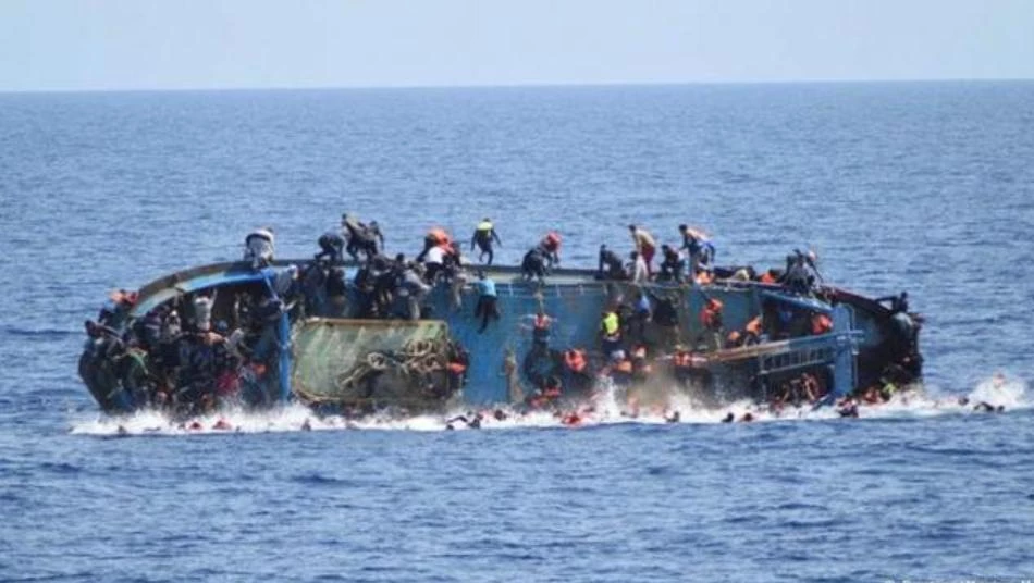 غرق زورق يحمل على متنه مهاجرين غير شرعيين
