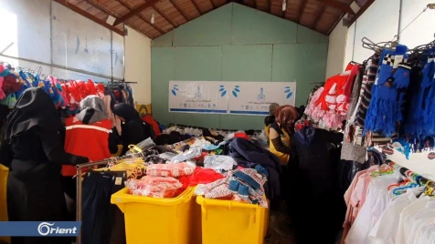الدفاع المدني يقيم معرضا لتوزيع الألبسة للنازحين في دركوش بريف إدلب