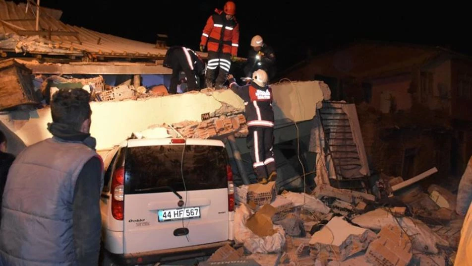 ارتفاع عدد ضحايا زلزال ألازيغ التركية إلى 21 قتيلا و1030 جريحاً