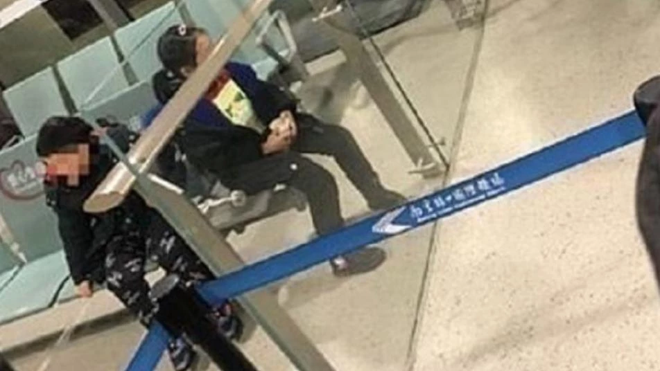 حالة صادمة.. زوجان صينيان يفران من ابنيهما المصابين بفيروس كورونا القاتل في المطار (صور)
