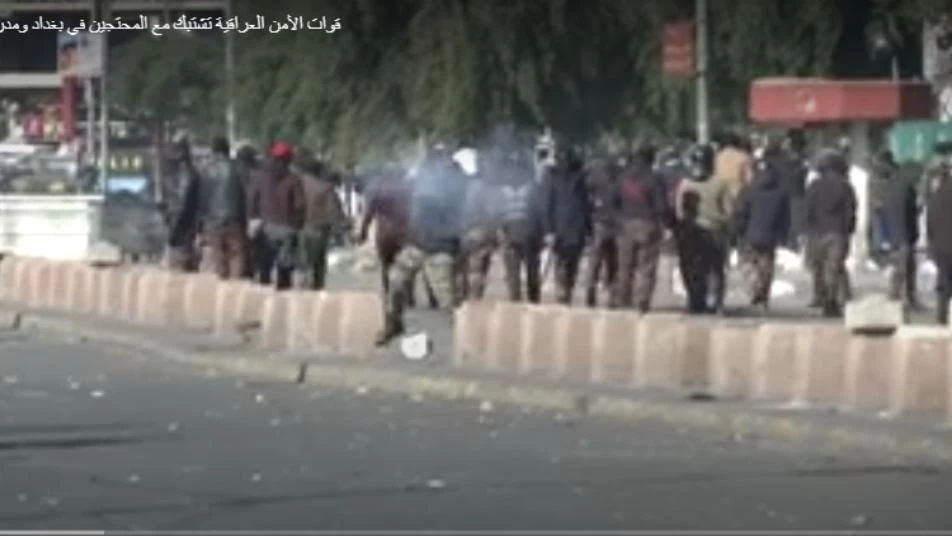 قوات الأمن العراقية تقتل محتجا وصاروخ يصيب السفارة الأمريكية