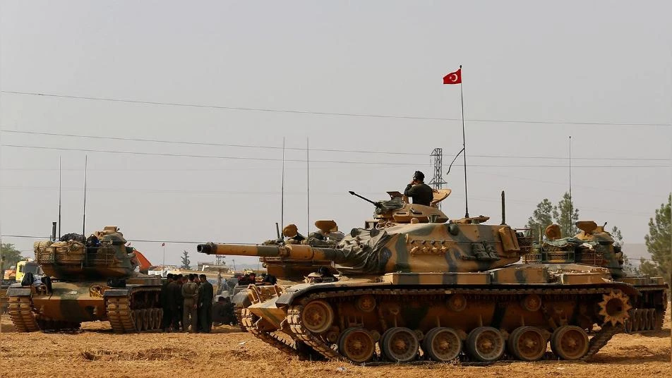 الجيش التركي يدفع بأسلحة ثقيلة قبالة تل أبيض السورية