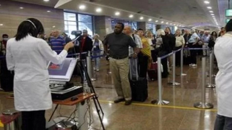 مصر تعزل 17 راكباً في مطار القاهرة خوفاً من فيروس كورونا