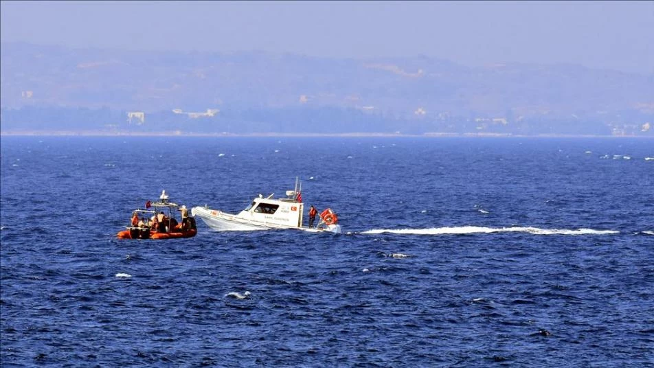إنقاذ 8 مهاجرين غرق قاربهم قبالة السواحل التركية 