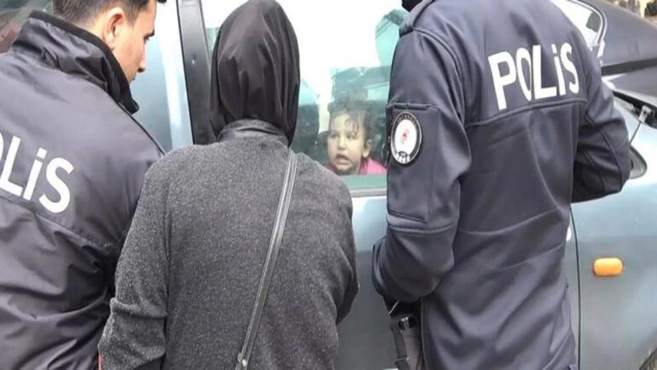إسطنبول.. أم سورية تترك طفلتها داخل سيارة مقفلة والشرطة تتدخل