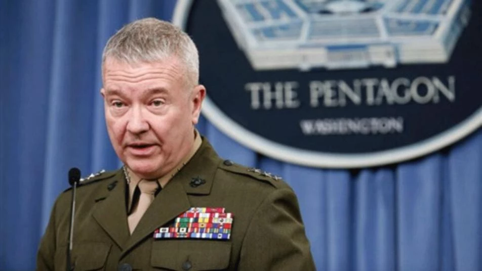 في زيارة مفاجئة.. قائد عسكري أمريكي يهدد إيران من الأراضي السورية