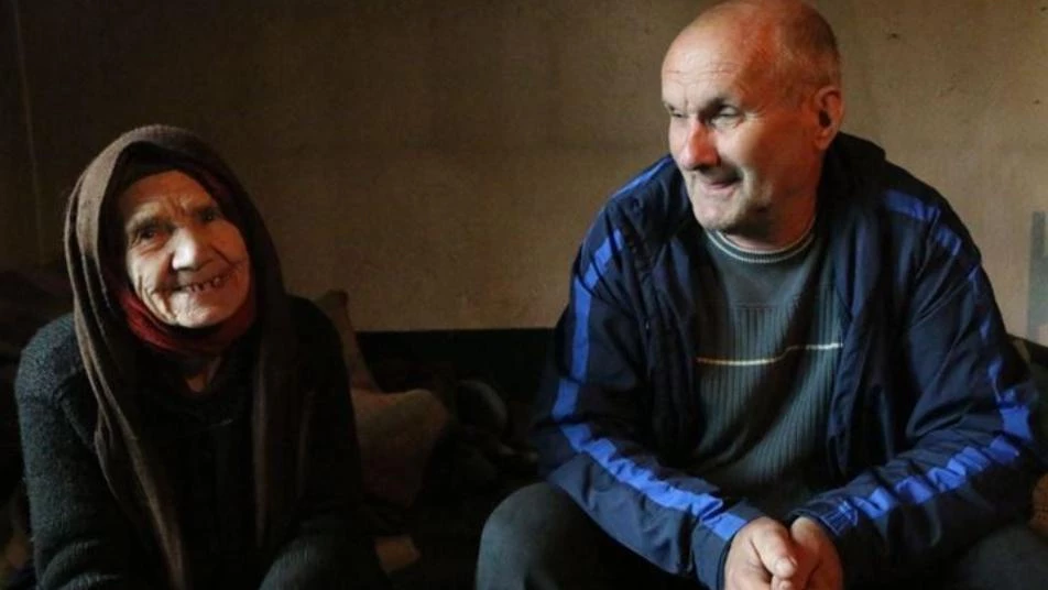 ألباني يرعى مُسنة صربية تعيش في قرية مهجورة
