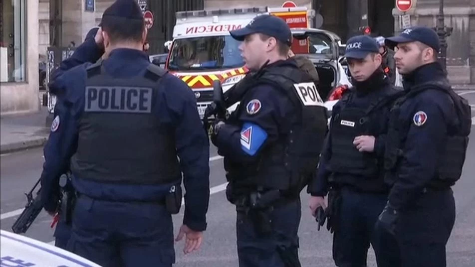 مقتل عناصر من الشرطة الفرنسية بإطلاق نار.. والحكومة توضح التفاصيل