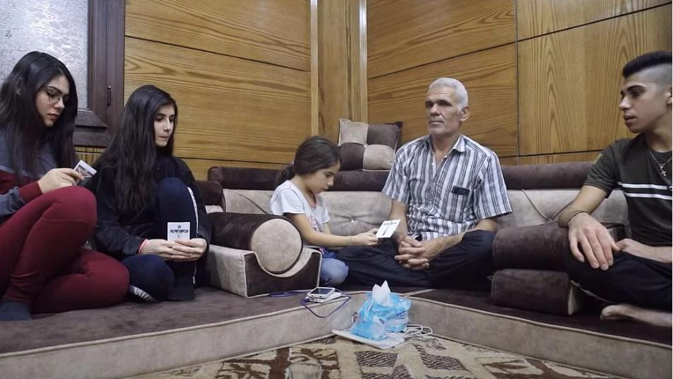 هروب عائلة مسيحية من نظام أسد إلى المحرر: علويون يعلقون ورب الأسرة يفضح "حامي الأقليات" (فيديو)