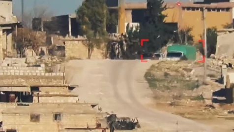 "الوطنية للتحرير" تدمر شاحنة ذخيرة وناقلة جند لميليشيات أسد وإيران غرب حلب (فيديو)