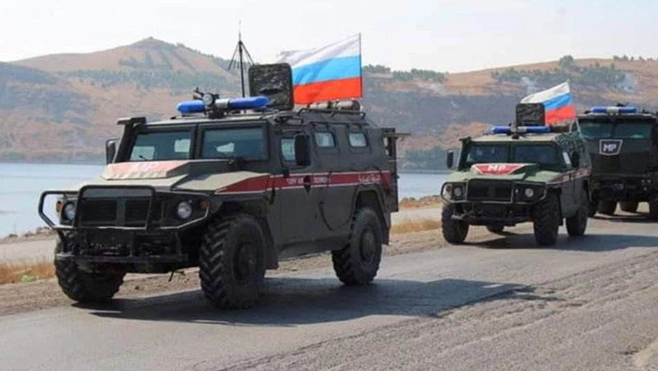 عربات روسية في منطقة سيطرة الميليشيات الإيرانية بدير الزور- أرشيف