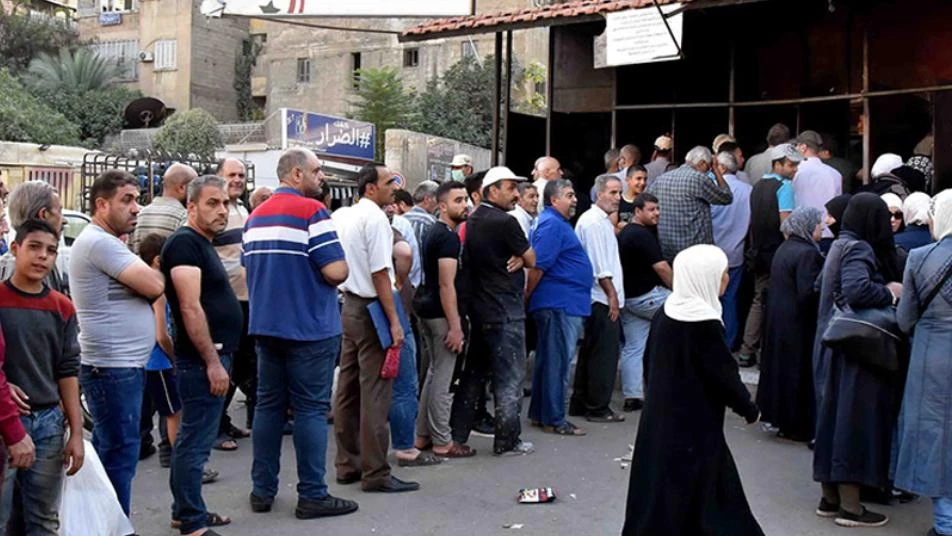طوابير الخبز تملأ شوارع دمشق واللاذقية وإعلام أسد يضلل الموالين