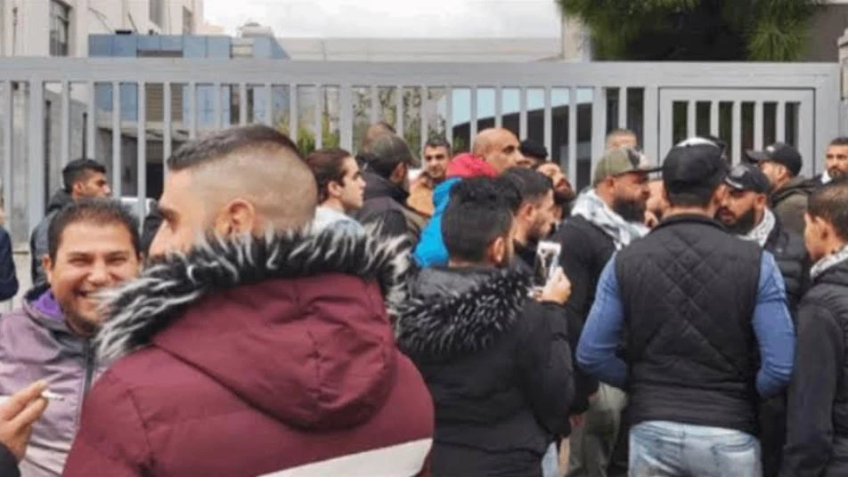 لبنانيون يحتجون أمام مرفأ طرابلس رفضاً لدخول باخرة صينية