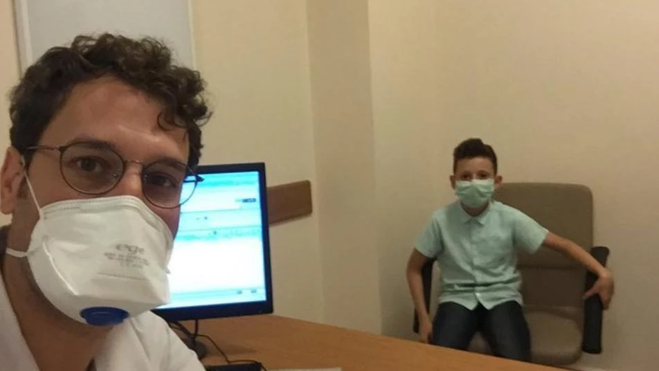 طفل سوري يشعل وسائل التواصل بعد إثارته إعجاب طبيب تركي.. ماذا فعل؟