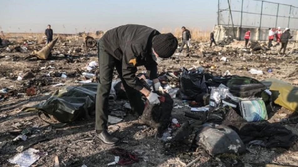 نهبوا القتلى.. مسؤولون إيرانيون يسرقون ممتلكات ضحايا الطائرة الأوكرانية