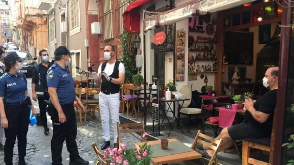 السلطات التركية تشدد الرقابة على ارتداء الكمامة في إسطنبول وأنقرة.. هذه غرامتها