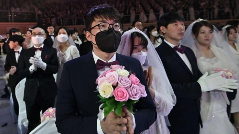 زواج جماعي في كوريا يتحدى فيروس كورونا (صور)