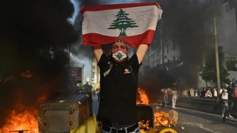 لبنان " بلد مخطوف".. شيعة إيران يعتدون على صحفي بقضبان حديدية والمحروقات تعقد الأزمة (فيديو)