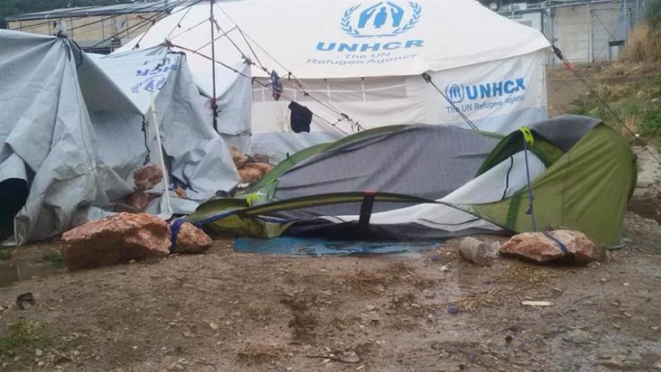 أحدهم حرق نفسه.. هكذا تعامل السلطات اليونانية اللاجئين السوريين في مخيم "فيال"