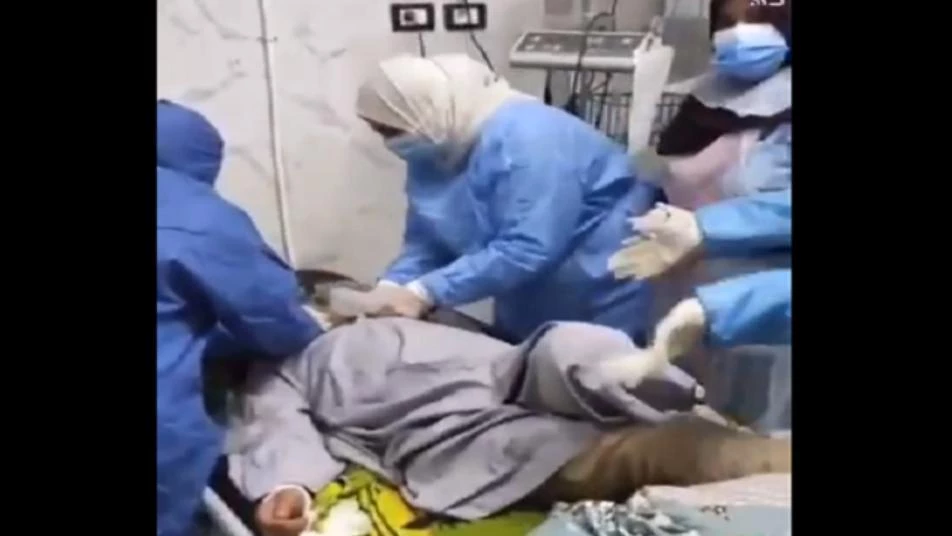 انقطاع الأكسجين عن مصابي كورونا بأحد مشافي مصر يتسبب بفاجعة (فيديو)