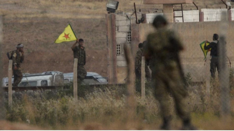 ميليشيا "الوحدات الكردية" تزيل أعلامها ورموزها من المناطق المحاذية لتركيا 