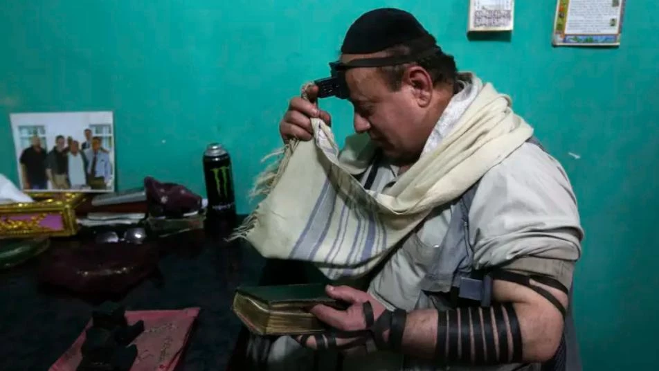 آخر يهودي في أفغانستان يرفض المغادرة لسبب غريب يتعلق بزوجته!