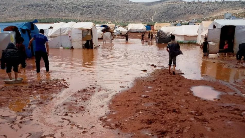 العواصف وتقنين المساعدات يزيدان محنة النازحين في الشمال السوري