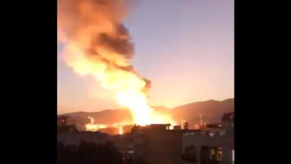"حاصرتهم النيران".. قتلى وجرحى بانفجار هائل في مشفى بالعاصمة الإيرانية (فيديو)