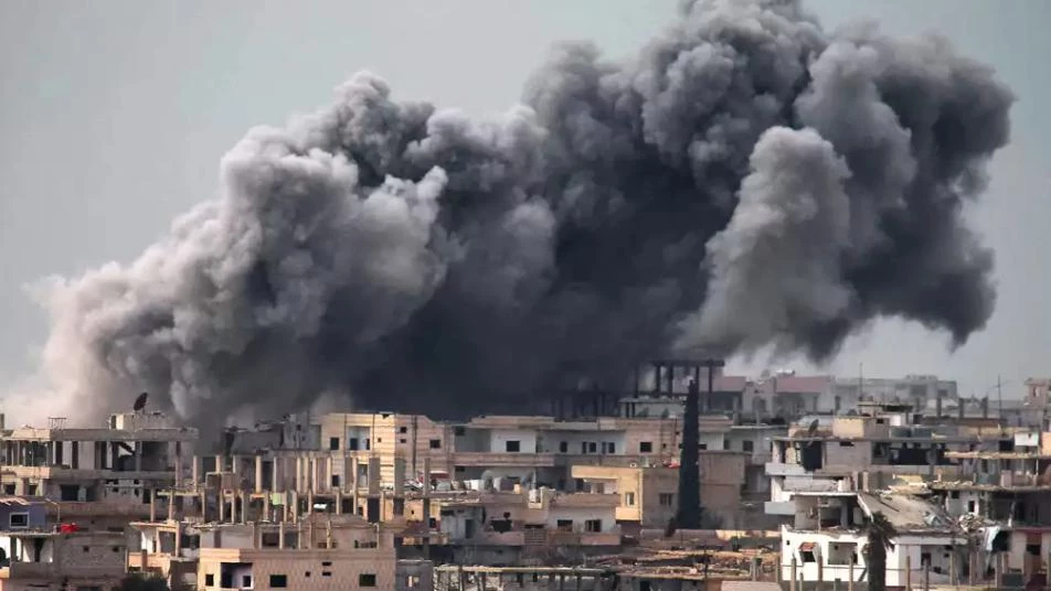 قصف همجي وشروط تعجيزية في درعا وحريق يلتهم مخيماً بريف الحسكة