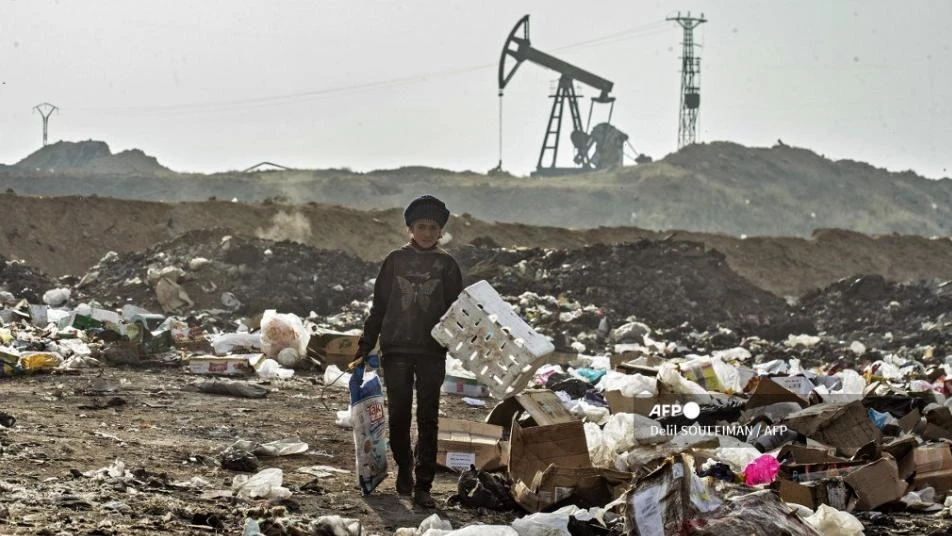 "سوريا الديمقراطية" في صورة.. أصحاب النفط غارقون ببحر من النفايات!