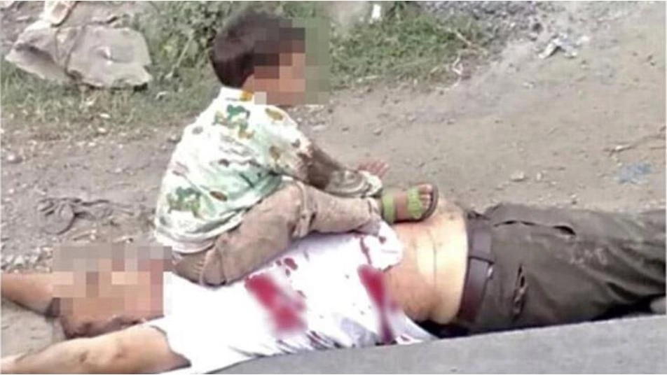 صورة طفل هندي يجلس على جثة جدّه تهز العالم.. ما قصتها؟