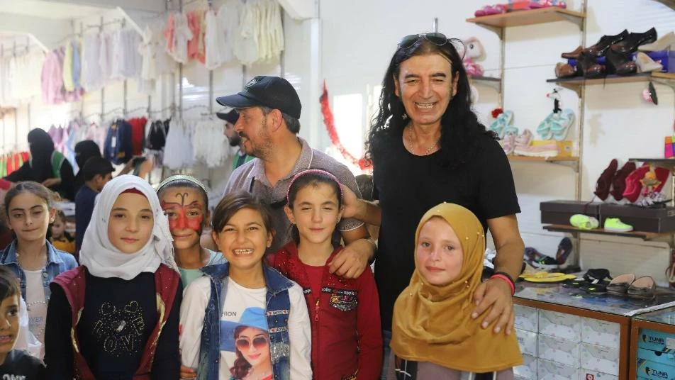 فنان تركي شهير يحيي حفلاً للأيتام السوريين من مخيماتهم (فيديو)
