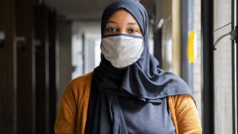 فضيحة جديدة.. دخلت مقهى ستاربكس مرتدية الحجاب فكتب الموظف "داعش" على كوبها (صور)