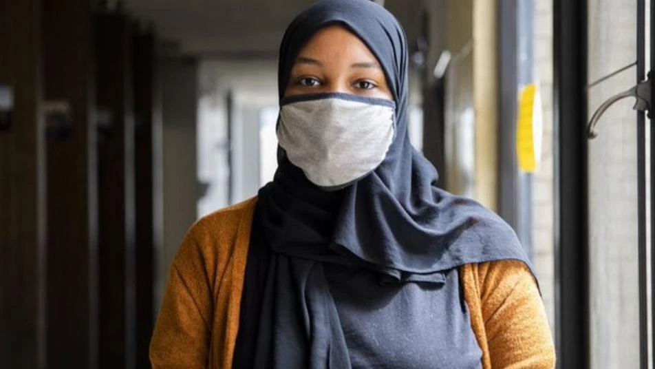عائشة كانت ترتدي الحجاب عندما دخلت أحد محلات ستاربكس في مدينة ساينت بول