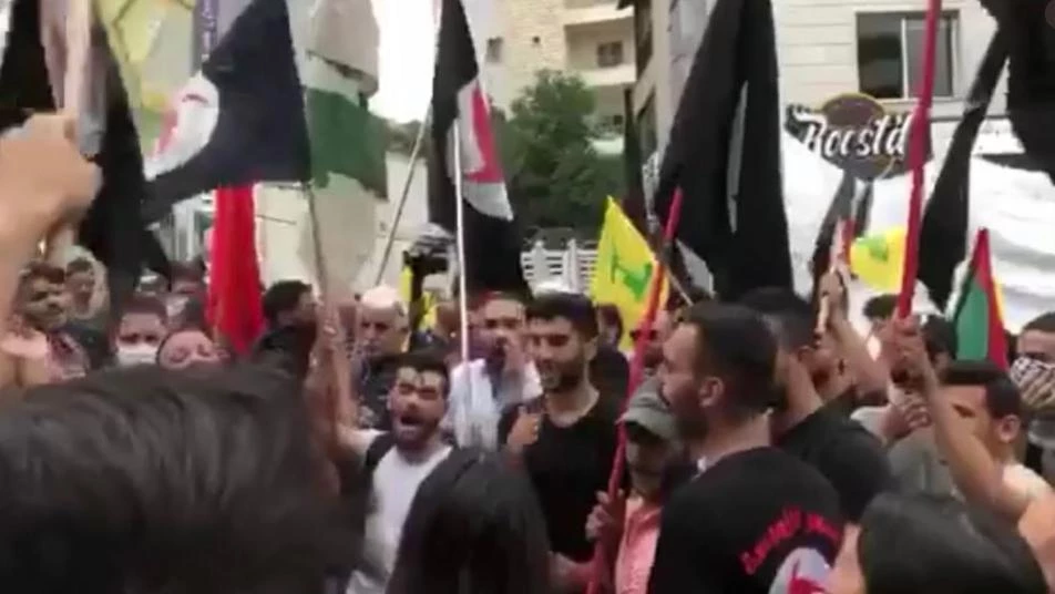 مظاهرة مضحكة.. أنصار ميليشيا حزب الله يحرقون علم ليبيريا بدلاً من العلم الأمريكي! (صور)