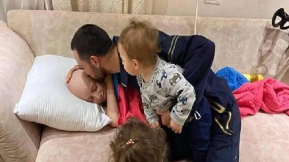 فلسطيني يودّع طفله المريض بالسرطان قبيل اعتقاله على يد إسرائيليين