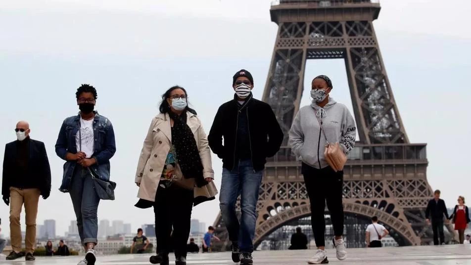 هل تفرض فرنسا استخدام الكمامات في الأماكن العامة؟